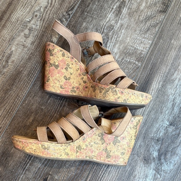 b.o.c. Tan Strappy Sandals with flower heel Women’s Size 9 - Picture 6 of 12